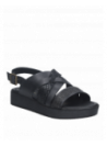 Sandalia negra de cuero y raffia, estilo boho-chic, perfecta para un look relajado y con personalidad.