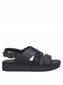 Sandalia casual de cuero negro para mujer, con plataforma y correas cruzadas, mezcla de texturas y estampados.