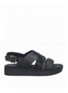 Sandalia casual de cuero negro para mujer, con plataforma y correas cruzadas, mezcla de texturas y estampados.