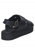 Sandalia boho-chic en cuero negro, ideal para actividades al aire libre, con combinación de correas estampadas.