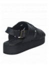 Sandalia boho-chic en cuero negro, ideal para actividades al aire libre, con combinación de correas estampadas.
