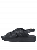 Calzado informal femenino, sandalia negra de cuero con hebilla ajustable y suela de plataforma robusta.
