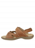Calzado de cuero café, sandalia femenina, ideal para un look casual, diseño cómodo y ligero.