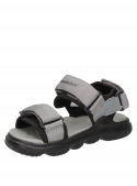 Sandalia negra casual de niño con taco plano de 3 cm y punta abierta, ideal para aventuras al aire libre.