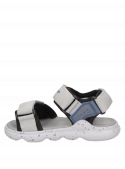 Sandalia para niño gris, estilo casual, ideal para aventuras al aire libre.