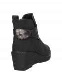 Elegante botín negro sintético para mujer, estilo casual con taco cuña, versátil para diversas ocasiones.