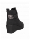 Elegante botín negro sintético para mujer, estilo casual con taco cuña, versátil para diversas ocasiones.