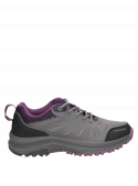Zapatilla gris de mujer con taco plano de 5 cm, ideal para aventuras urbanas y al aire libre.