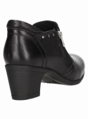 Botín casual de cuero negro con diseño moderno, cierre lateral y detalles chic, ideal para combinar con jeans o faldas.
