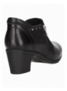 Botín casual de cuero negro con diseño moderno, cierre lateral y detalles chic, ideal para combinar con jeans o faldas.
