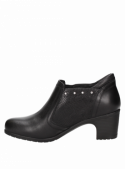 Elegante botín de cuero negro con remaches metálicos decorativos, perfecto para ocasiones informales y sofisticadas.