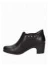 Elegante botín de cuero negro con remaches metálicos decorativos, perfecto para ocasiones informales y sofisticadas.
