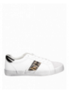 zapatilla blanca urbana de mujer, diseño moderno en cuero y sintético, taco plano cómodo.
