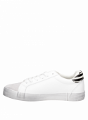 calzado blanco urbano para mujer con taco plano de 3 cm, ideal para combinar con outfits modernos.